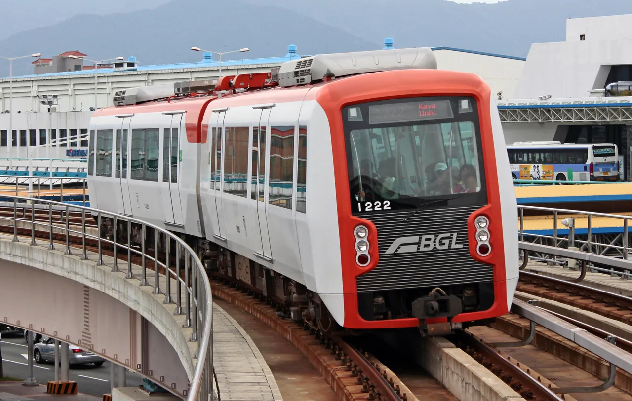 ขบวนรถไฟฟ้ารางเบาปูซาน–กิมแฮ สายที่ให้บริการสนามบินกิมแฮ