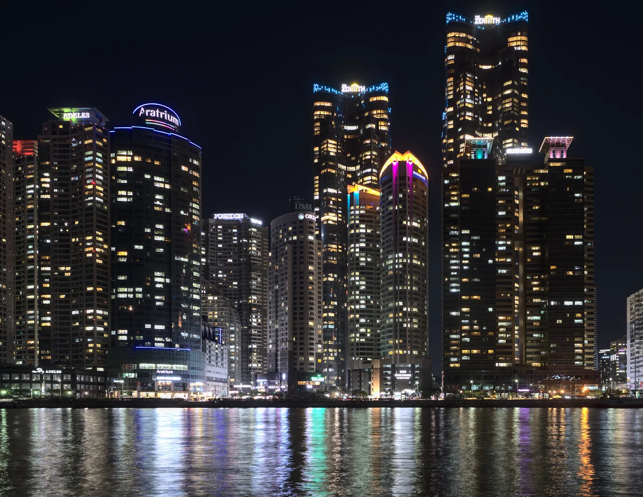 夜晚點亮燈光的釜山海洋城市(Marine City)高樓 夜晚點亮燈光的釜山海洋城市(Marine City)高樓