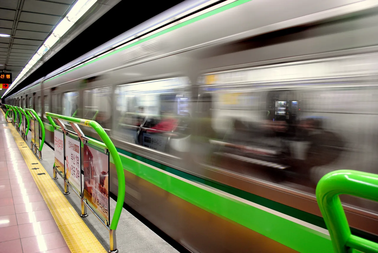 釜山地鐵 2 號線列車進站 釜山地鐵 2 號線列車進站