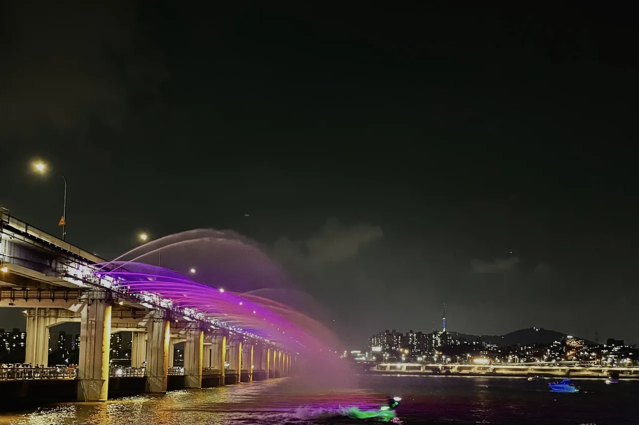 夜裡向漢江噴出彩色水柱的盤浦大橋月光彩虹噴泉