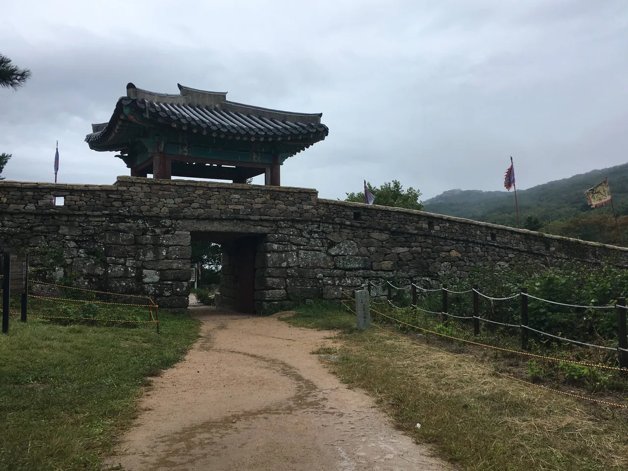 釜山・金井山の登山道にある金井山城北門の石門