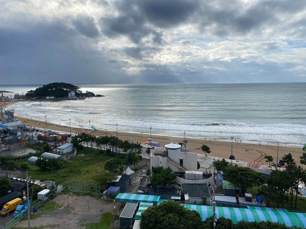부산의 대표 서핑 해변 송정.