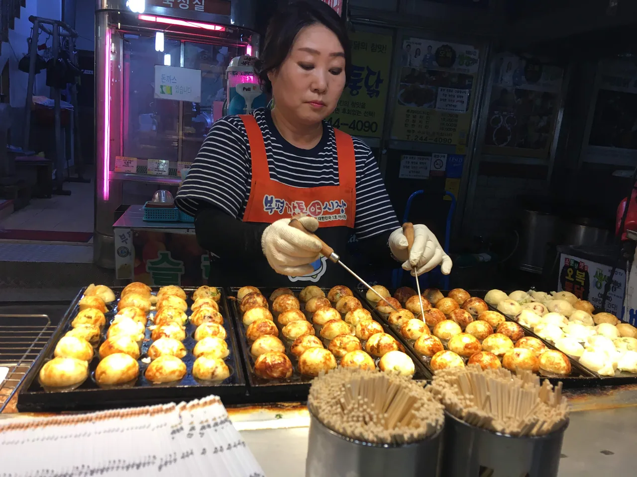 Puestos de comida callejera asequible en un mercado de Busan