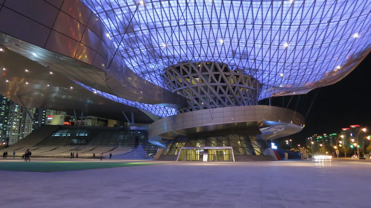 The Busan Cinema Center's vast cantilever Big Roof lit with LEDs at night The Busan Cinema Center's vast cantilever Big Roof lit with LEDs at night