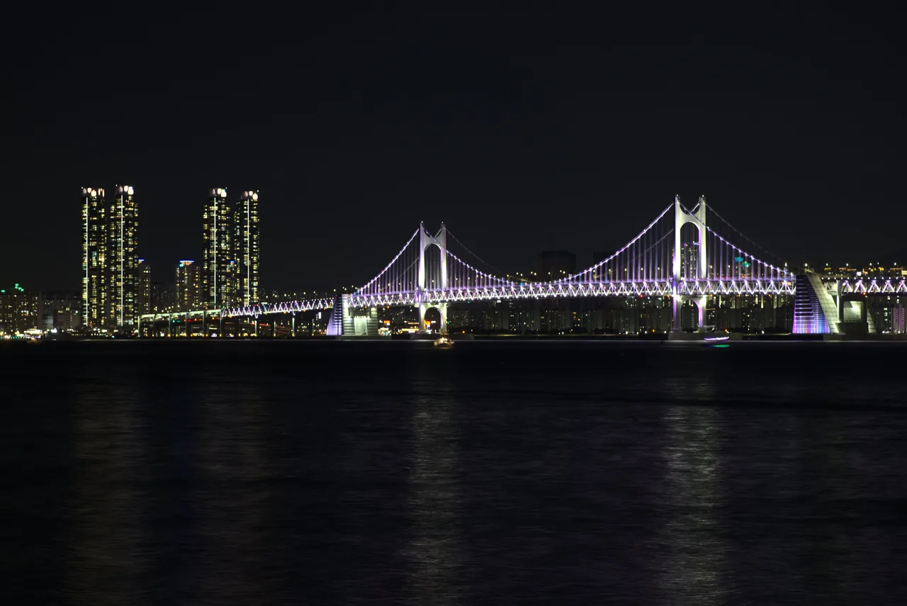 레드라인 인근, 밤에 점등된 광안대교
