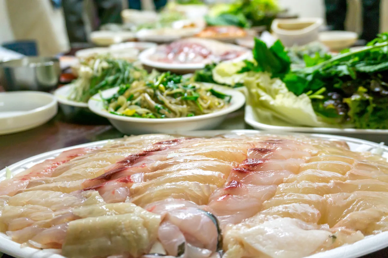 A platter of Korean hoe (sliced raw fish)