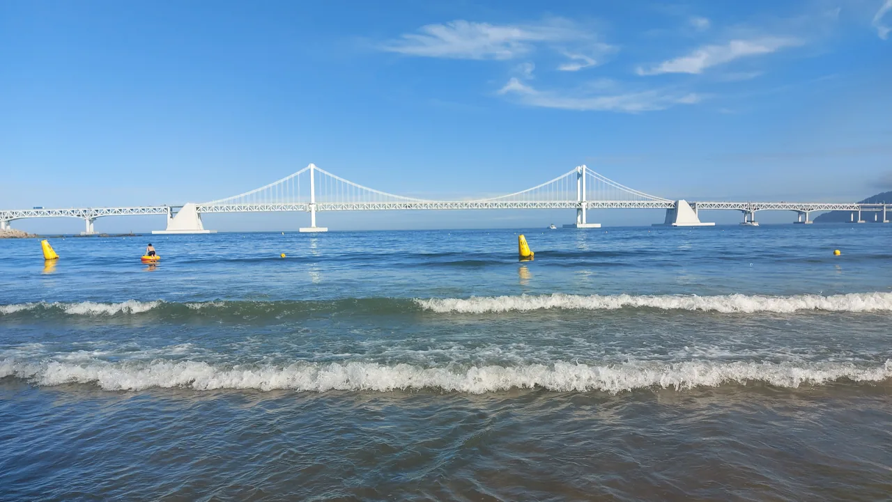 Playa de Gwangalli y el puente Gwangan de día en Busan