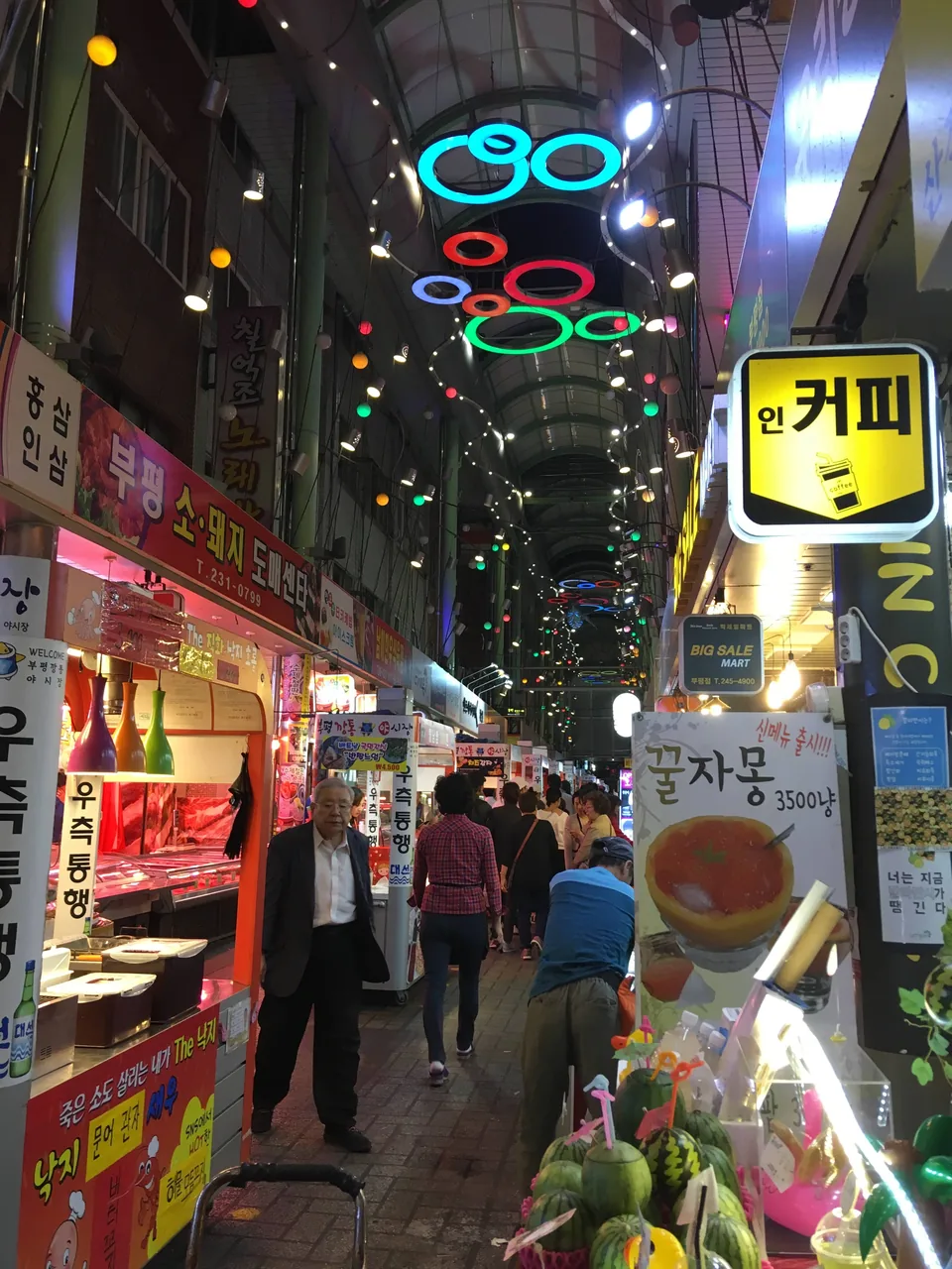 Puestos de comida del mercado nocturno Bupyeong Kkangtong iluminados por la noche en Busan