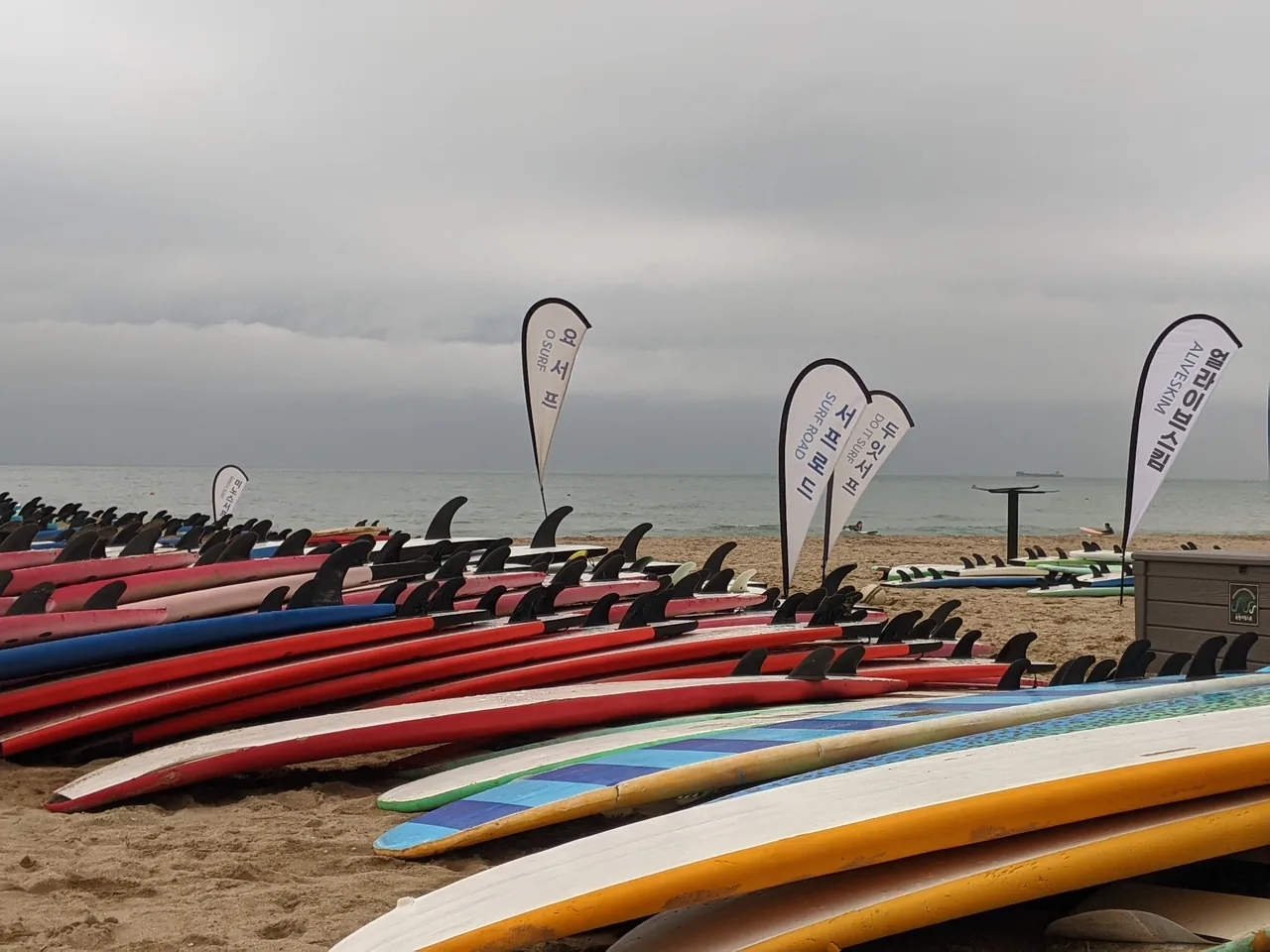 Tablas de surf de alquiler alineadas en la playa de Songjeong, Busan
