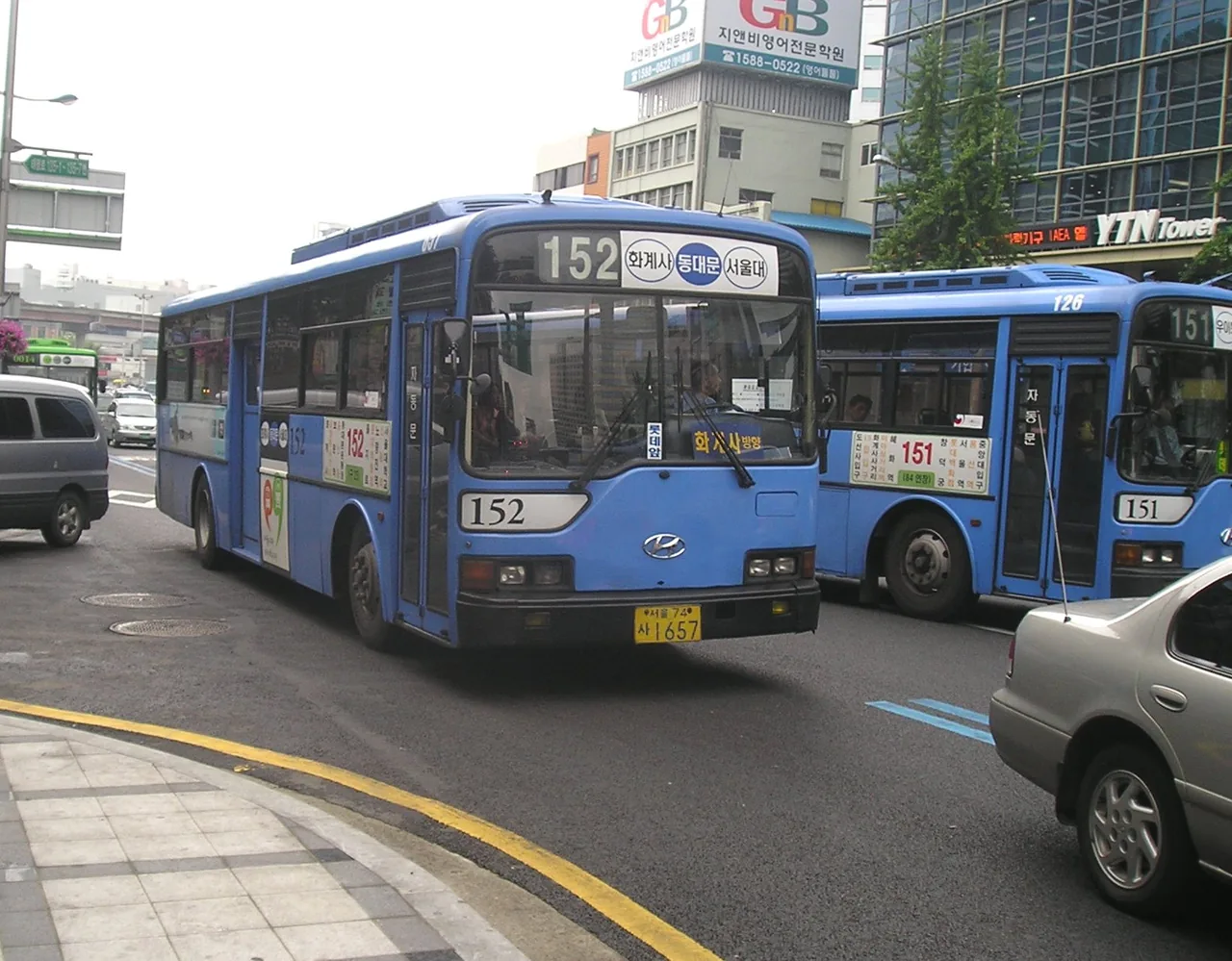 ソウルの地下鉄ホームに停車する列車と乗客