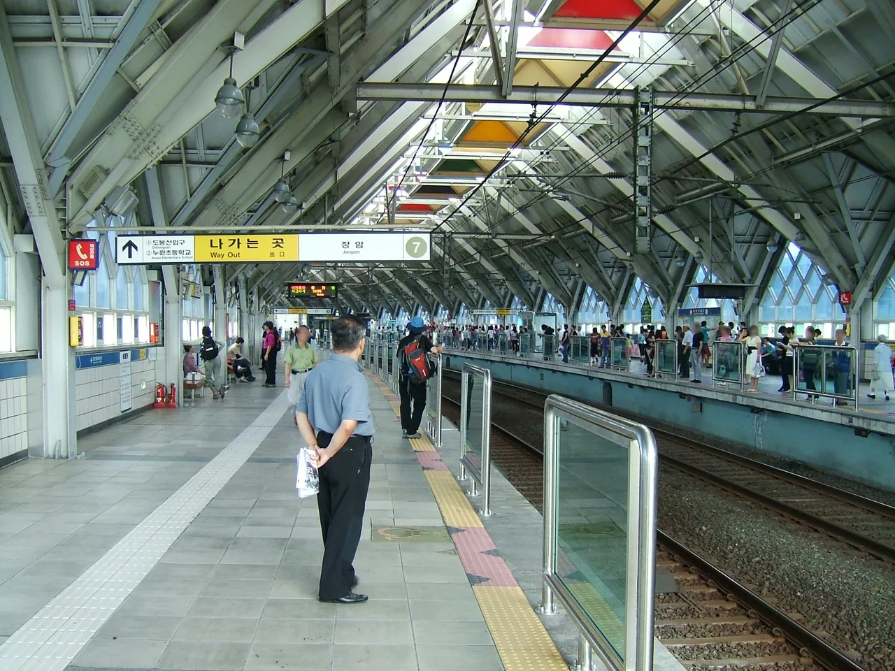 A Seoul Metropolitan Subway platform with a train arriving
