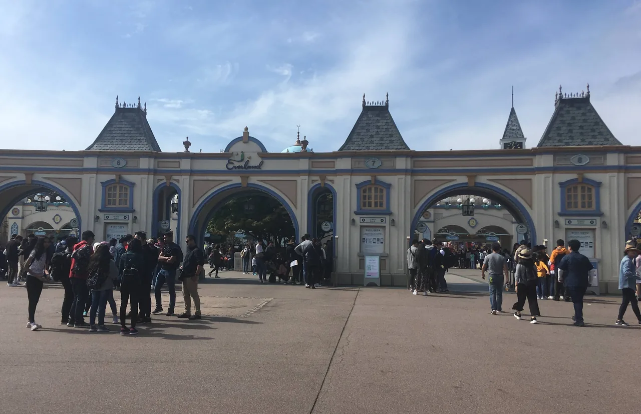 The grand castle-like entrance gates of Everland under a blue sky