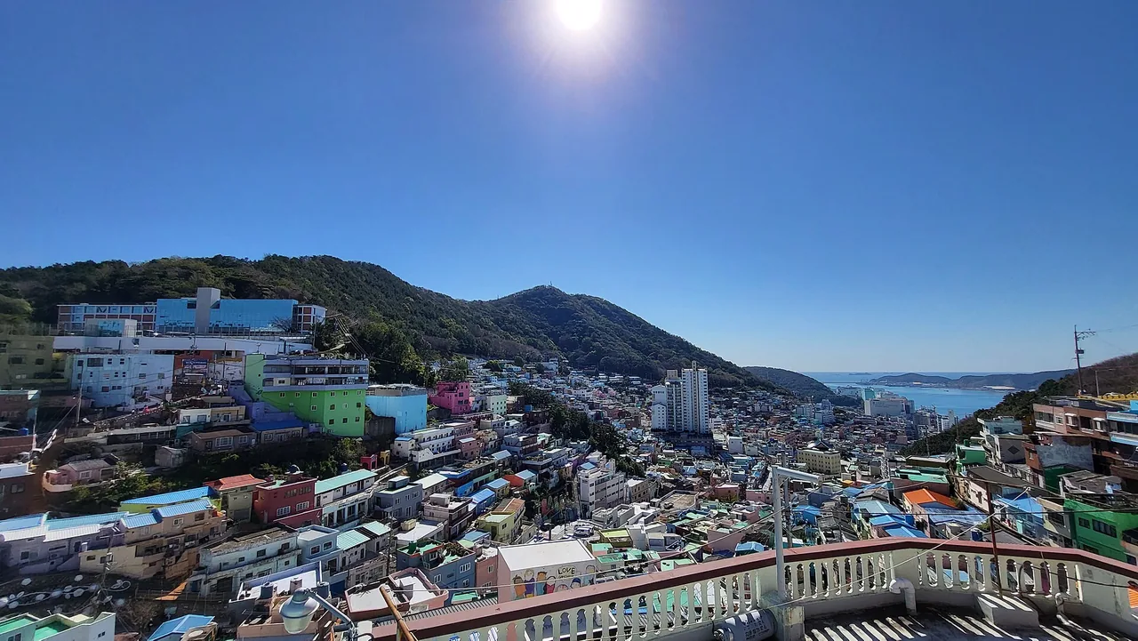 감천문화마을의 색색 집과 벽화