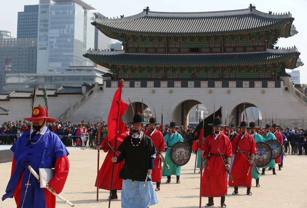 Royal guard changing ceremony in front of Gwanghwamun gate at Gyeongbokgung Palace