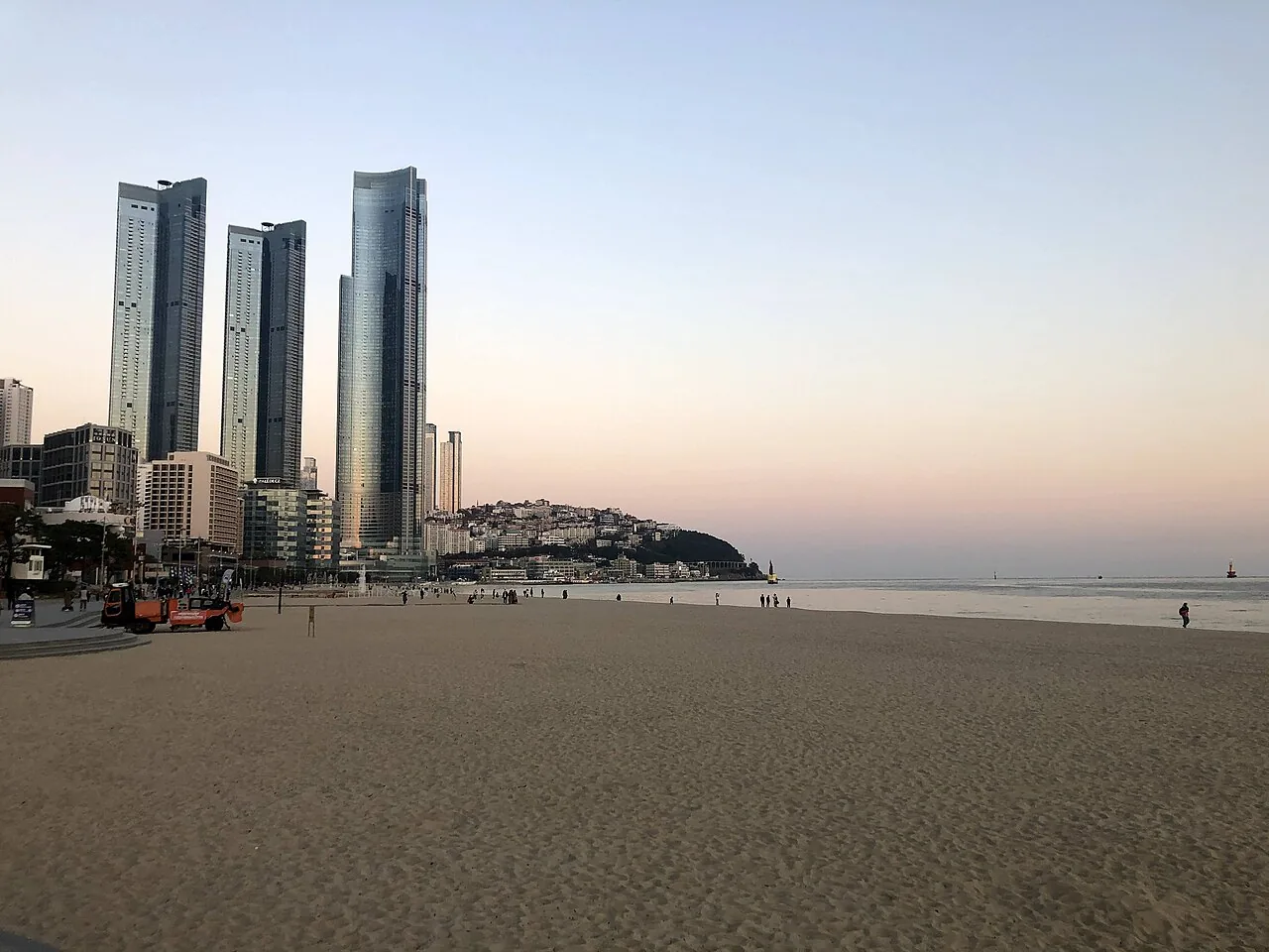 Playa de Haeundae en Busan con el mar y los rascacielos de la ciudad al fondo Playa de Haeundae en Busan con el mar y los rascacielos de la ciudad al fondo