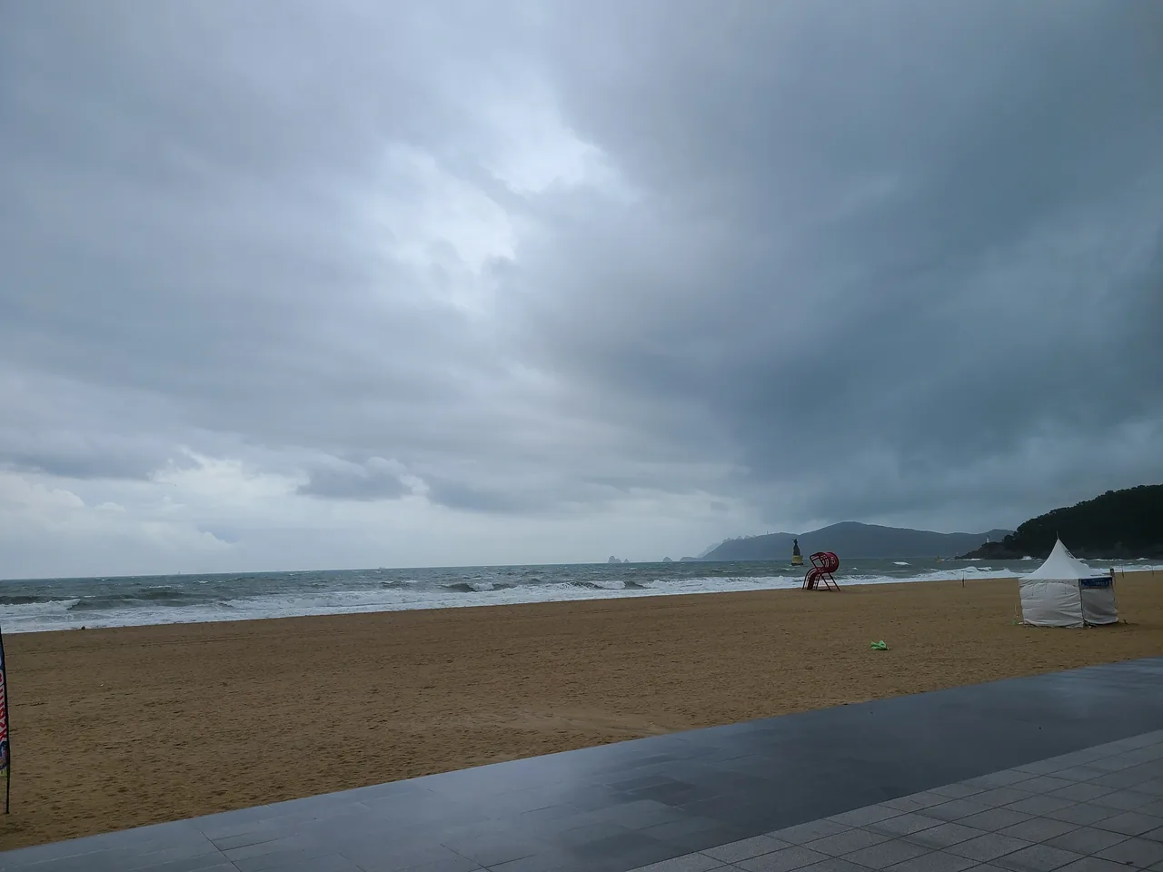 海雲臺海水浴場1.5公里白沙灘全景,後方為海洋城摩天大樓群 海雲臺海水浴場1.5公里白沙灘全景,後方為海洋城摩天大樓群
