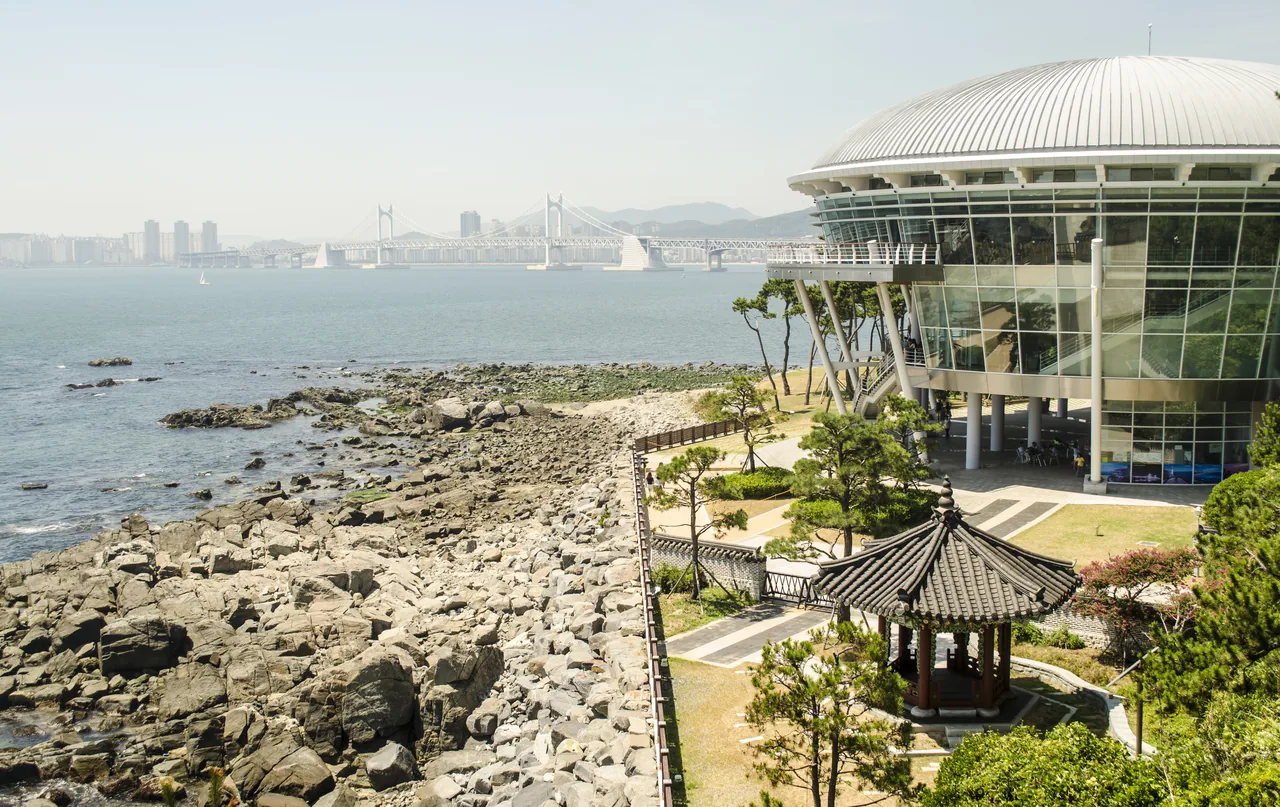 冬柏島散步道盡頭的努麗瑪婁APEC會議中心圓頂建築 冬柏島散步道盡頭的努麗瑪婁APEC會議中心圓頂建築