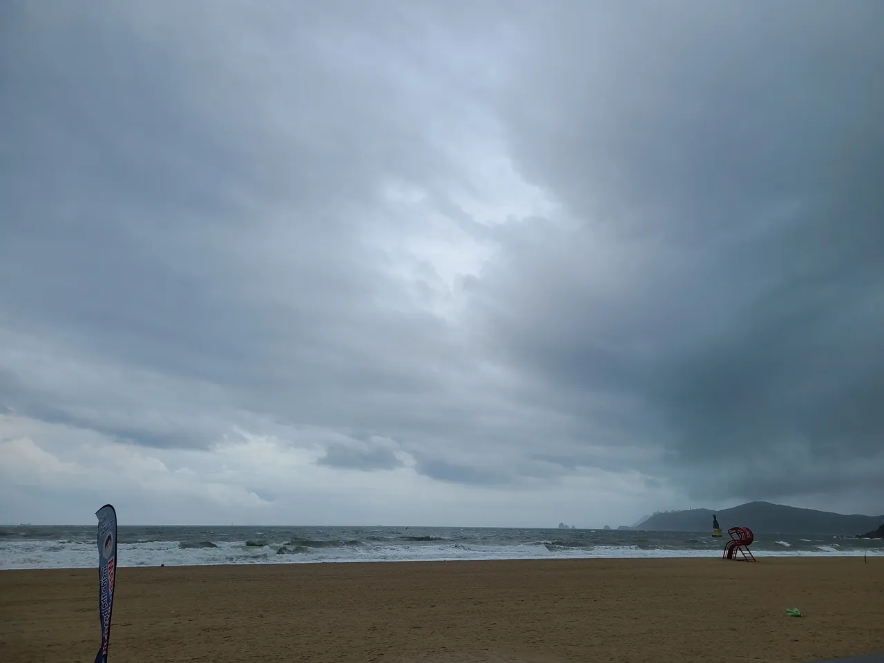 夏季海水浴場開放期間擠滿陽傘與戲水人潮的海灘 夏季海水浴場開放期間擠滿陽傘與戲水人潮的海灘