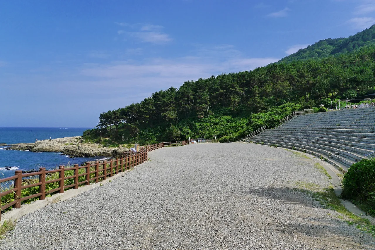 Un mirador costero en Busan en un día despejado
