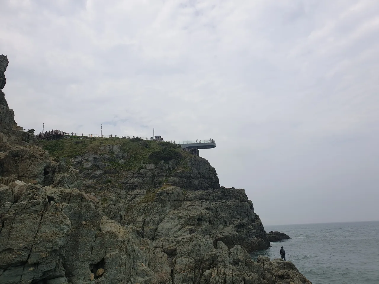 El Oryukdo Skywalk y los acantilados marinos en la costa de Busan