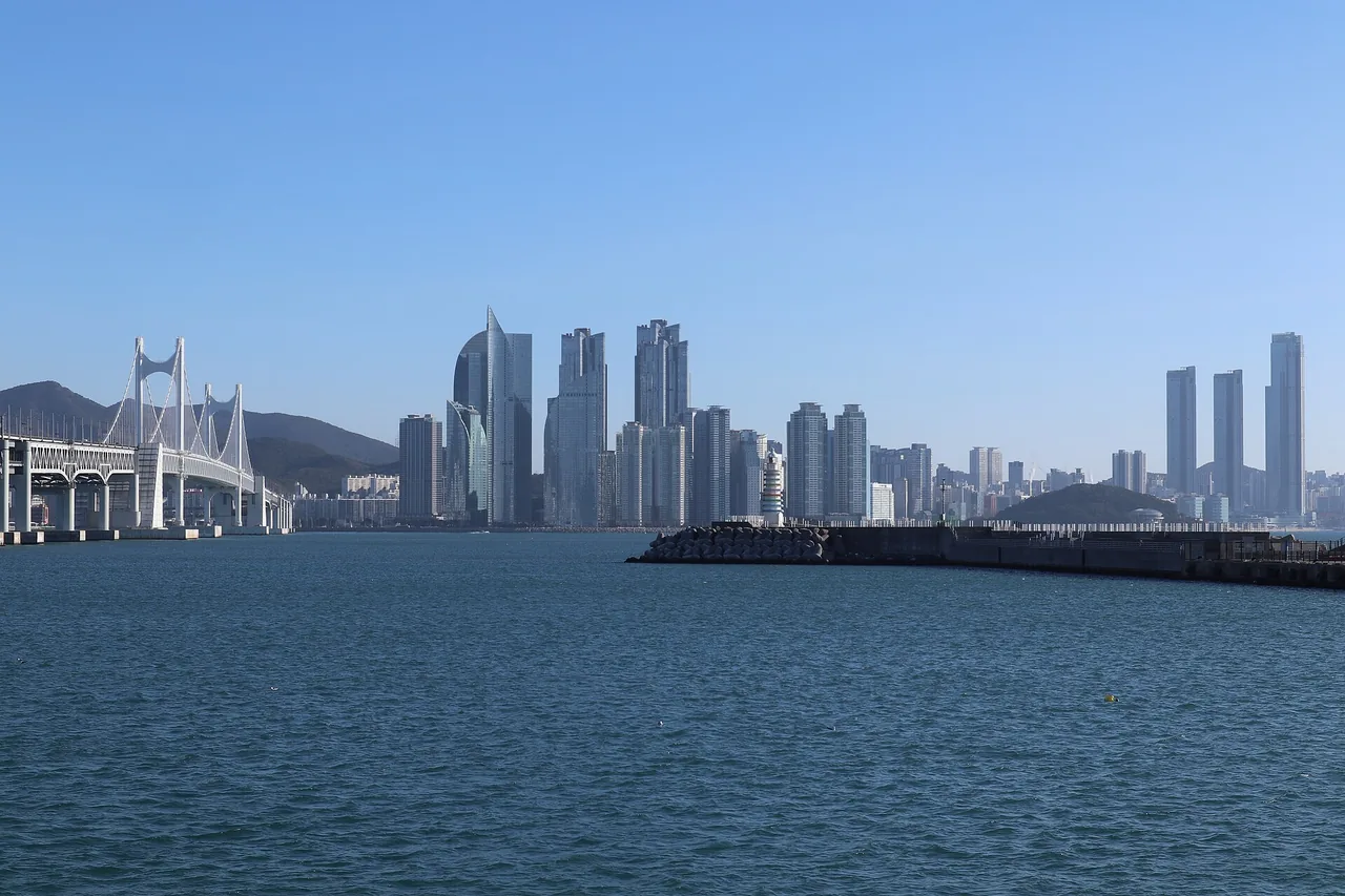 可見廣安大橋與Marine City高樓的釜山天際線