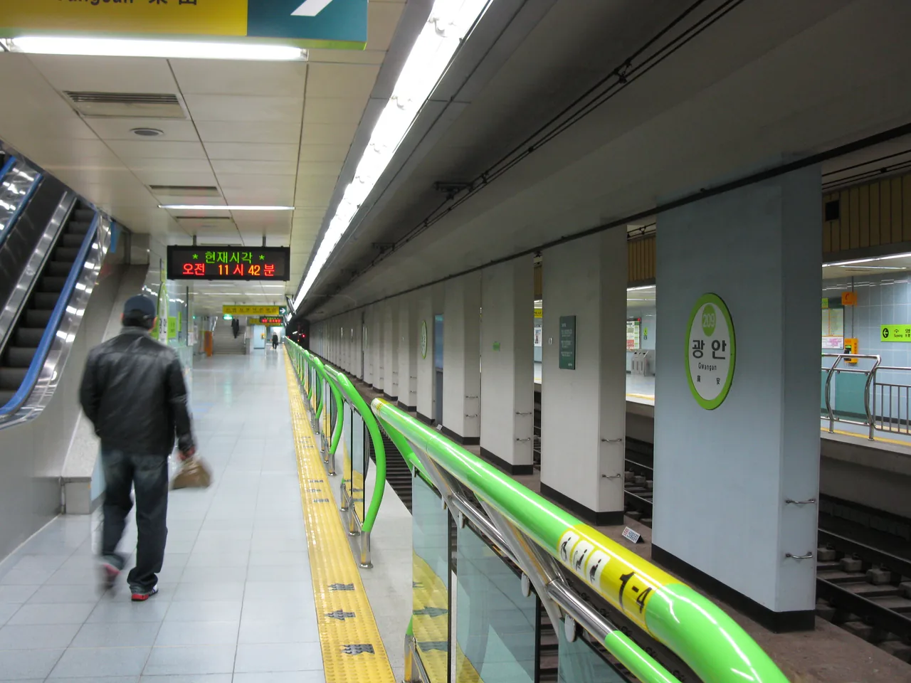ชานชาลาที่สถานีควังอันบนรถไฟใต้ดินสาย 2 ปูซาน