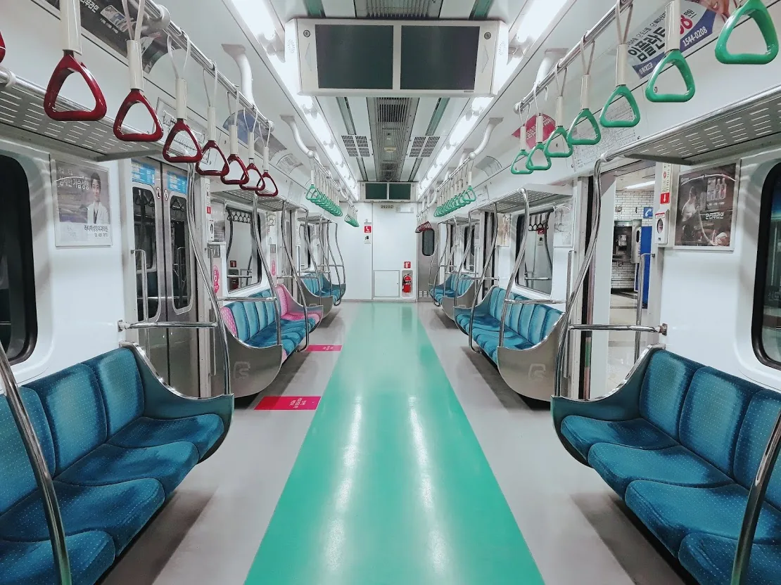 安靜又有秩序的首爾地鐵車廂