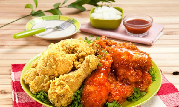 一半原味、一半甜辣調味的韓式炸雞(半半)