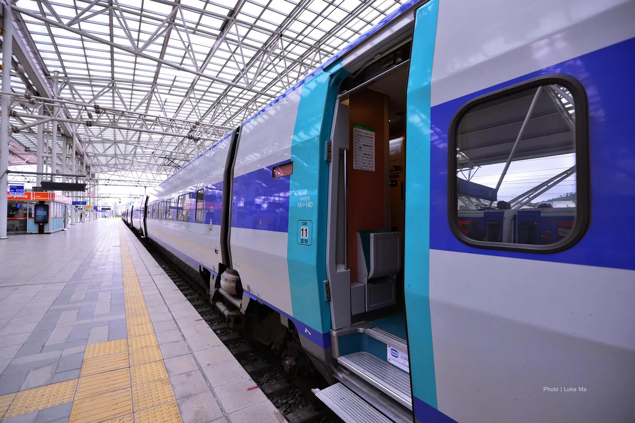 Un tren KTX con la puerta abierta en el andén de la Estación de Seúl
