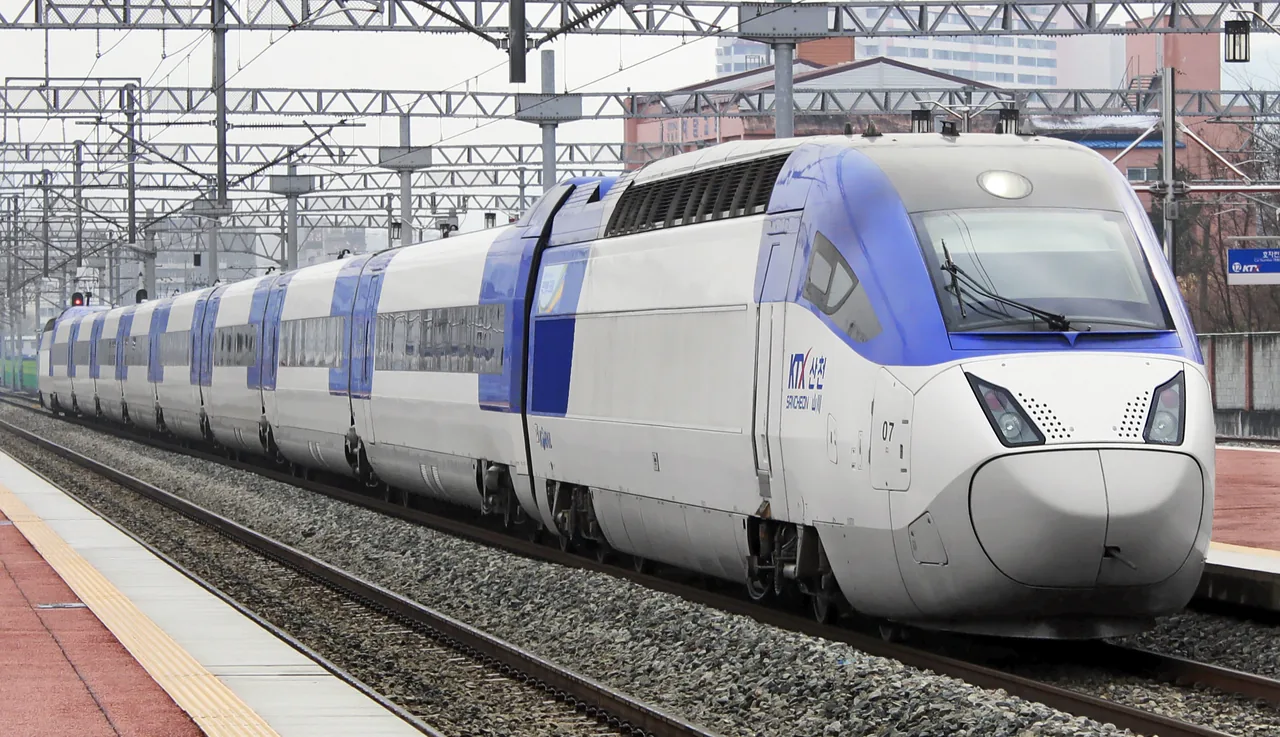 Un tren de alta velocidad KTX-Sancheon