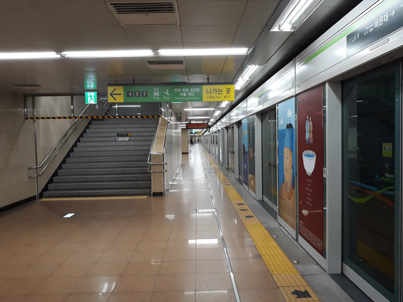 交通地圖App協助找路的韓國地鐵月台 交通地圖App協助找路的韓國地鐵月台