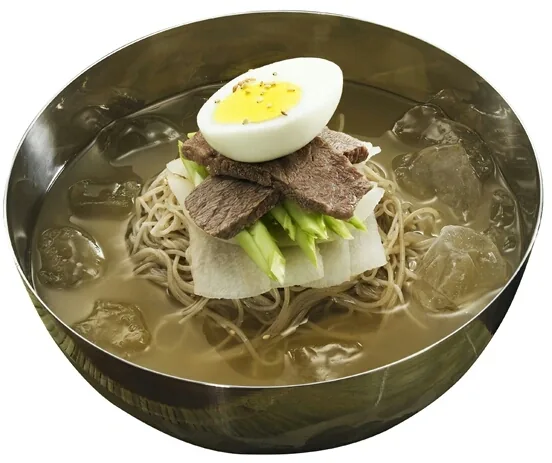 冷たいスープの韓国の水冷麺一杯