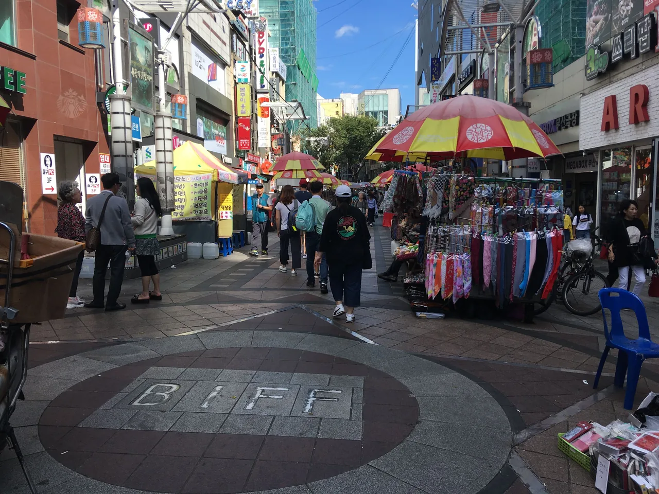 부산 남포 BIFF광장의 길거리 음식 노점과 인파