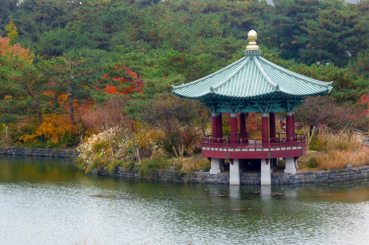 鏡の池に映り込む博物館とNソウルタワー、そびえる敬天寺十層石塔