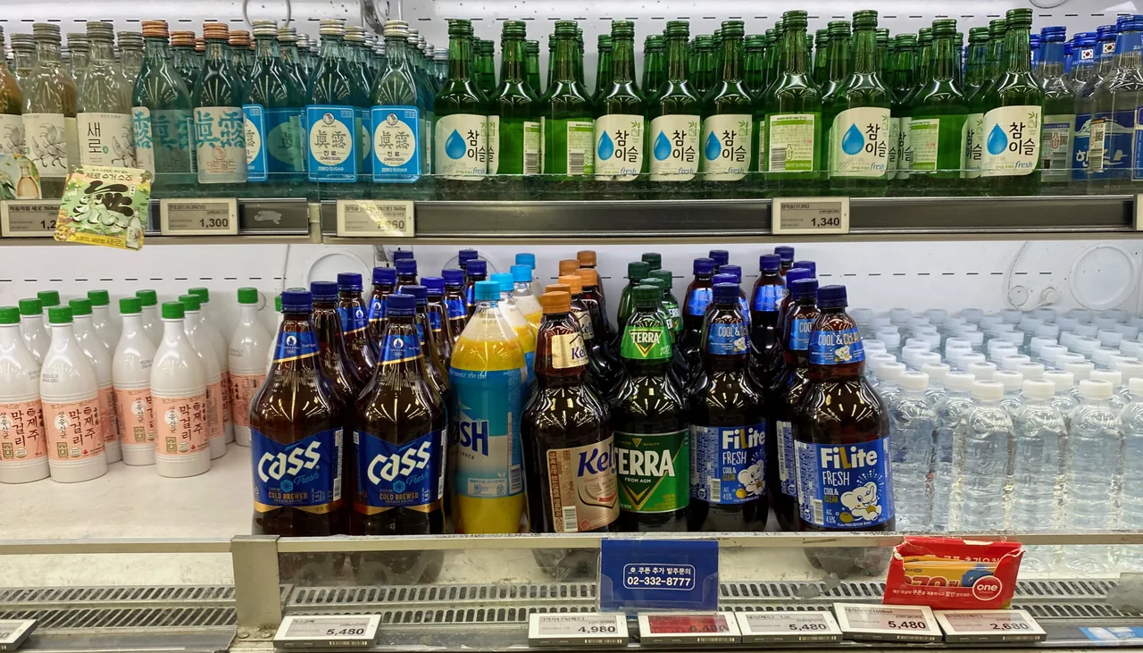 소주·맥주·막걸리 병, 한국식 밤의 술