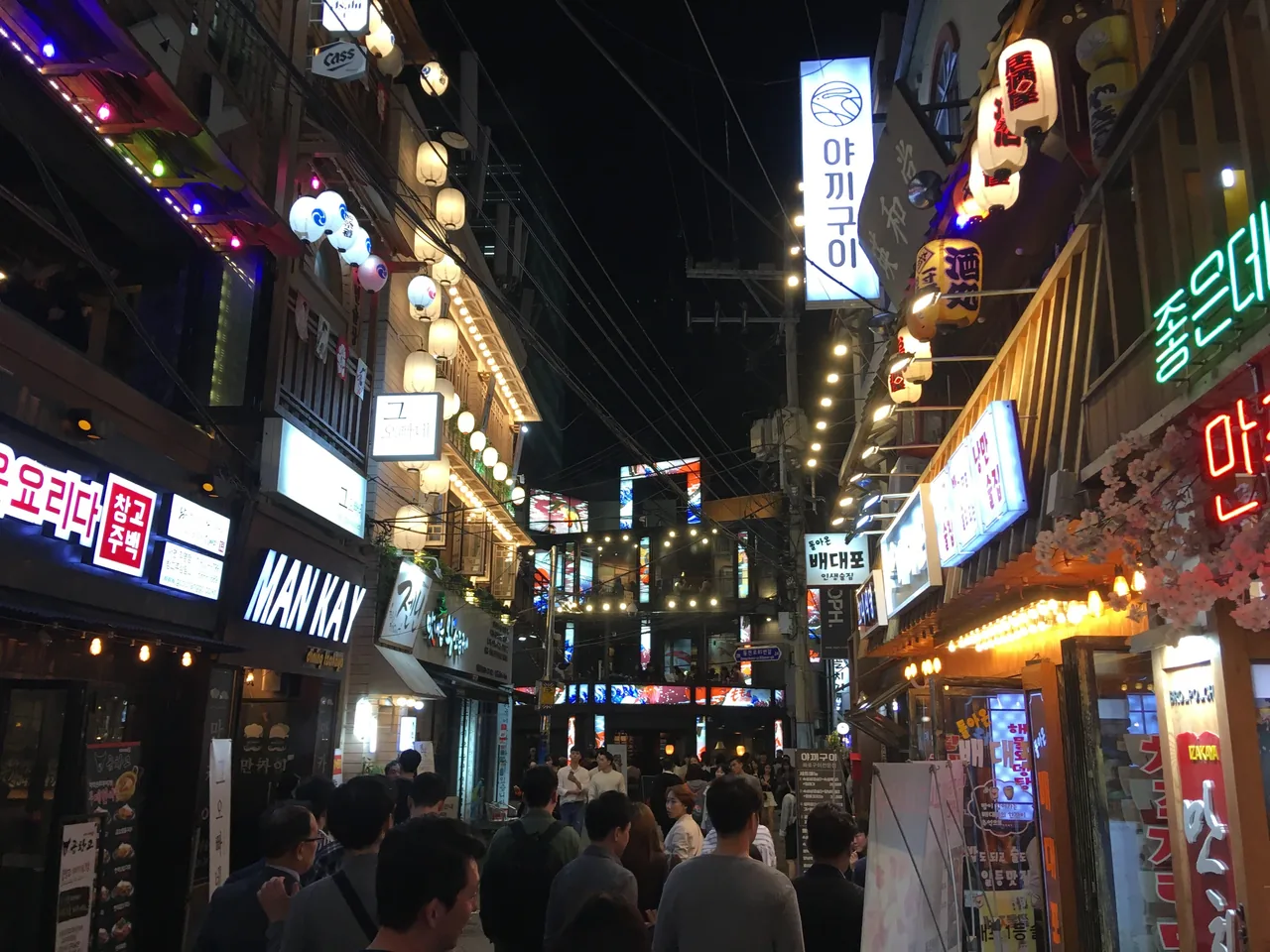Una calle concurrida de Seomyeon, el distrito comercial y gastronómico del centro de Busan