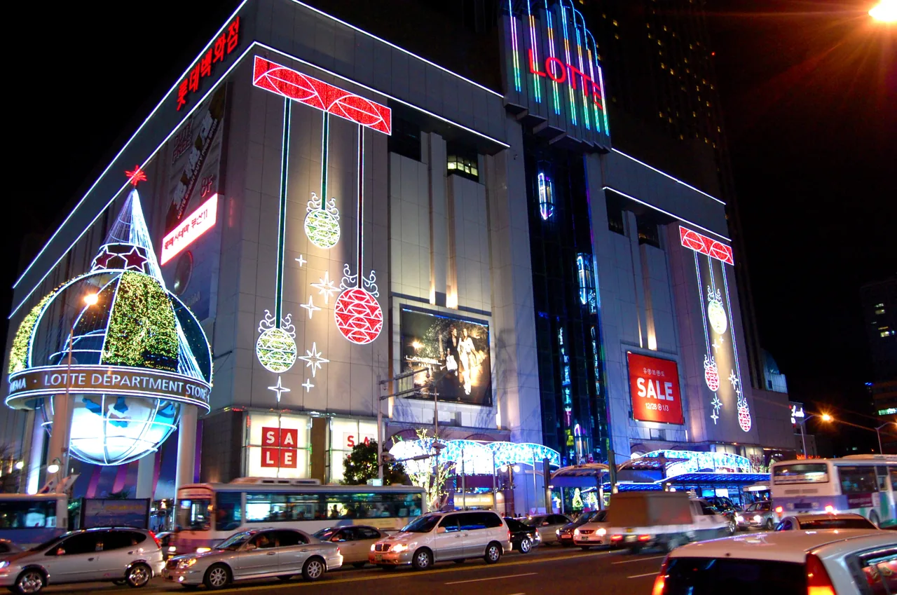 Los grandes almacenes Lotte sobre el distrito comercial de Seomyeon, en Busan