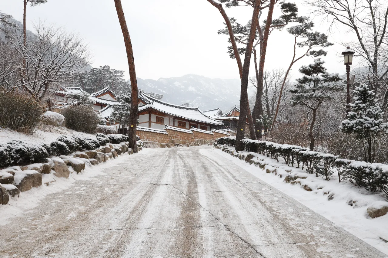 북한산 능선을 배경으로 한 진관사 전경