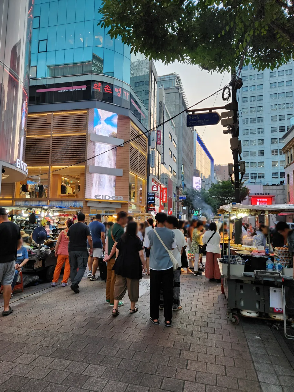 人潮與招牌擠滿的首爾明洞購物街