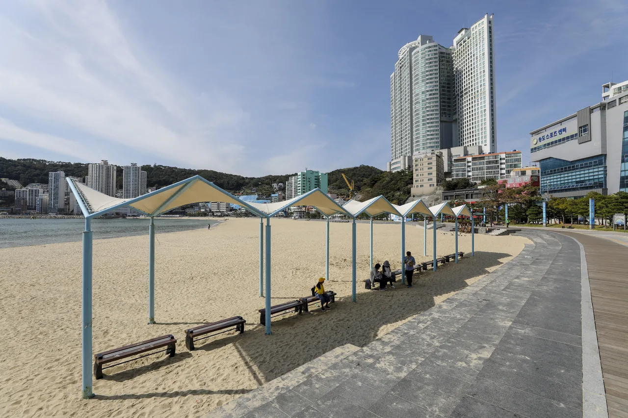 부산 송도해수욕장을 따라 이어진 그늘 보드워크