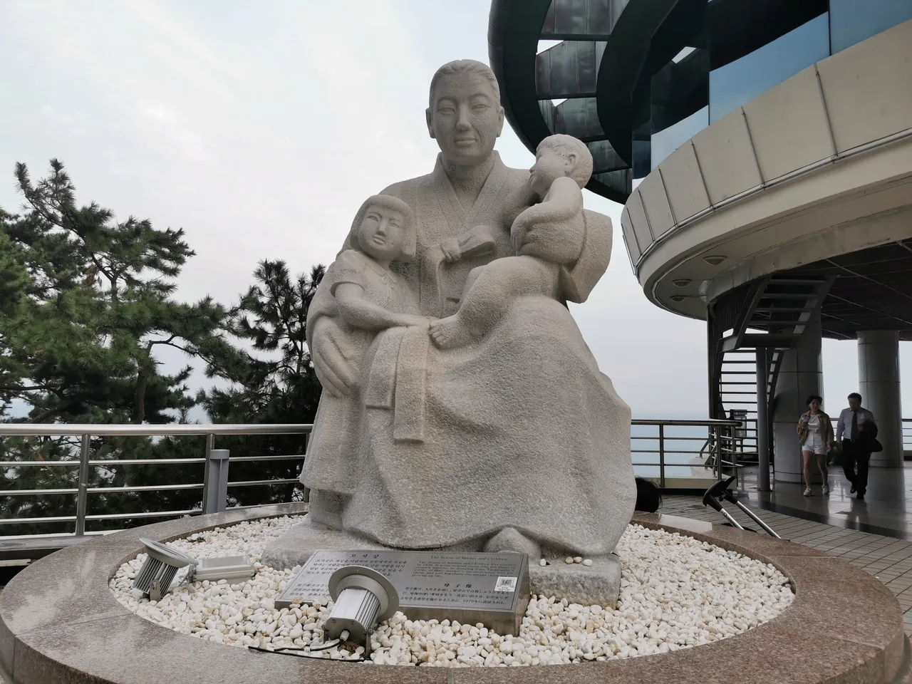 釜山テジョンデの崖の展望台のそばに立つ母子像