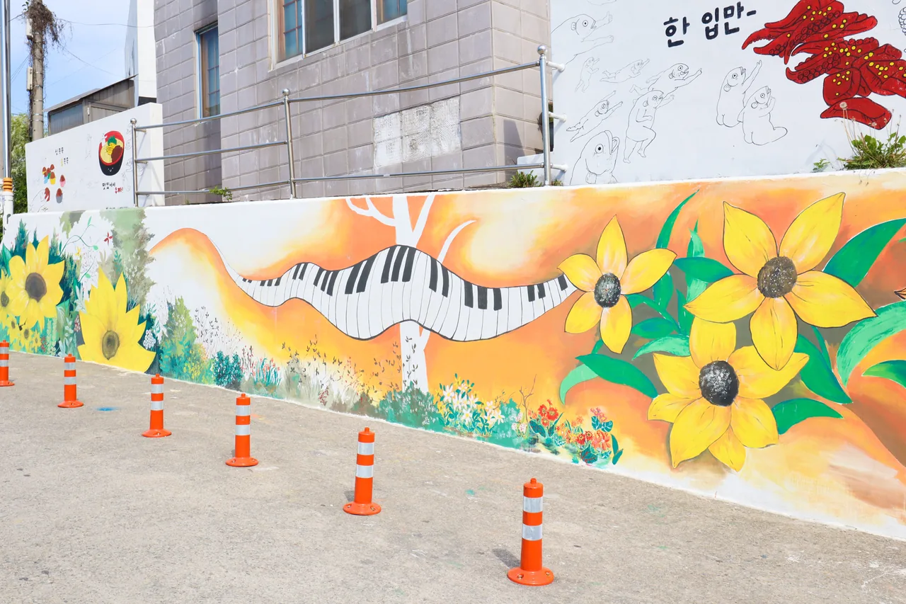 통영 동피랑 마을 골목을 채운 알록달록한 벽화