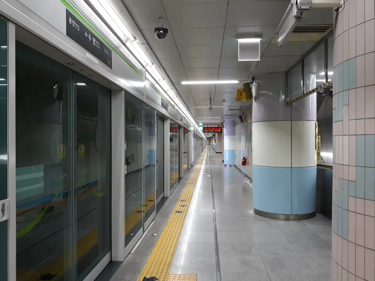 A platform on Busan Metro Line 2 A platform on Busan Metro Line 2