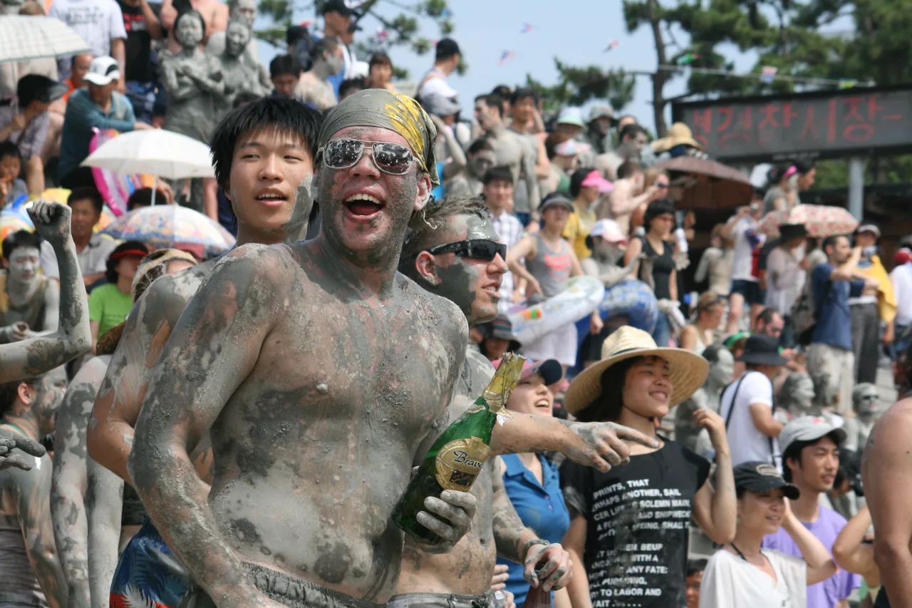 관중석을 가득 메운 진흙투성이 인파, 보령 머드축제 현장