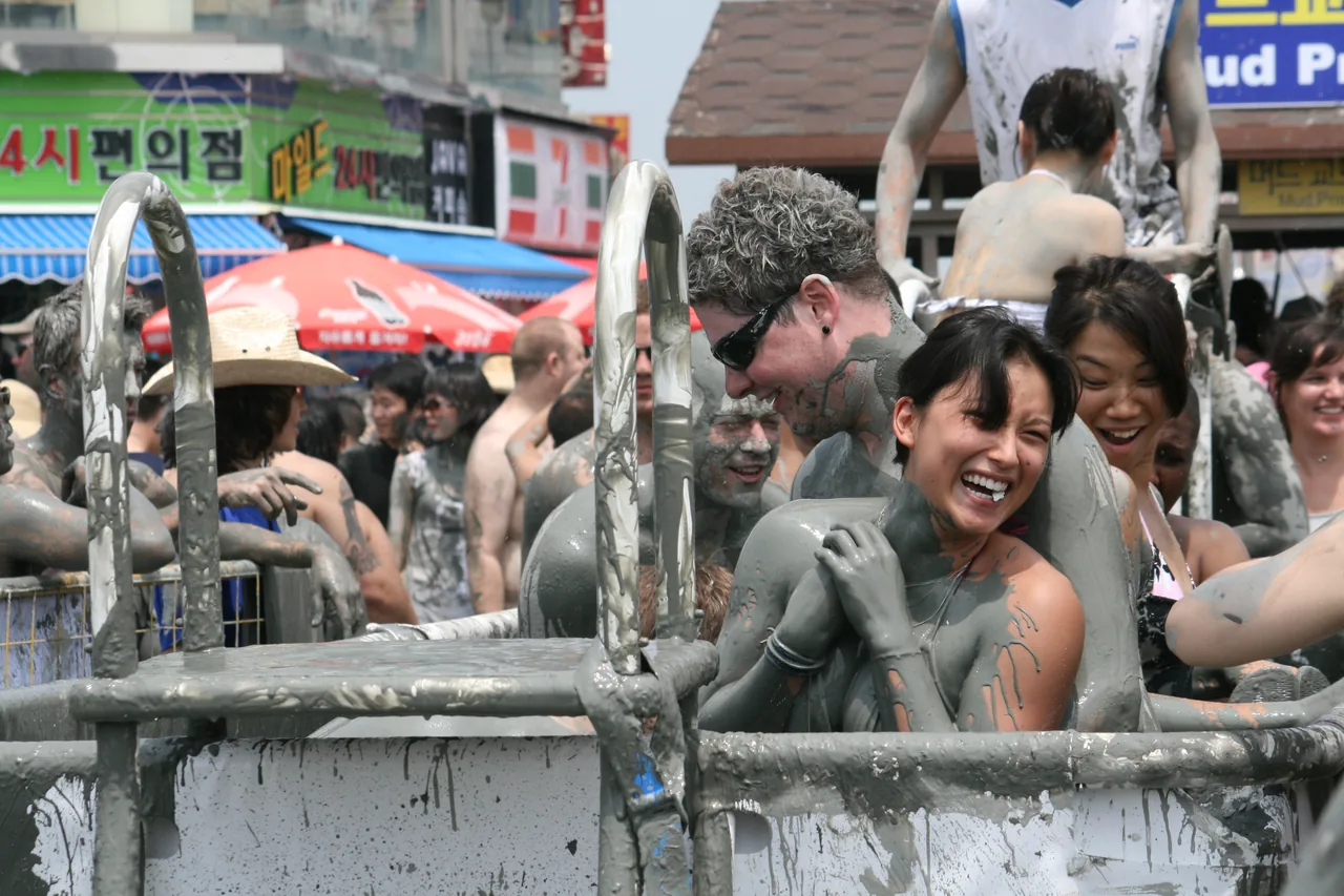 대야식 머드풀에서 웃고 있는 보령 머드축제 방문객들