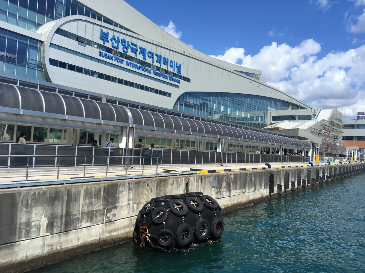 El terminal de Busan visto desde el agua, con los rótulos en coreano e inglés en la fachada El terminal de Busan visto desde el agua, con los rótulos en coreano e inglés en la fachada