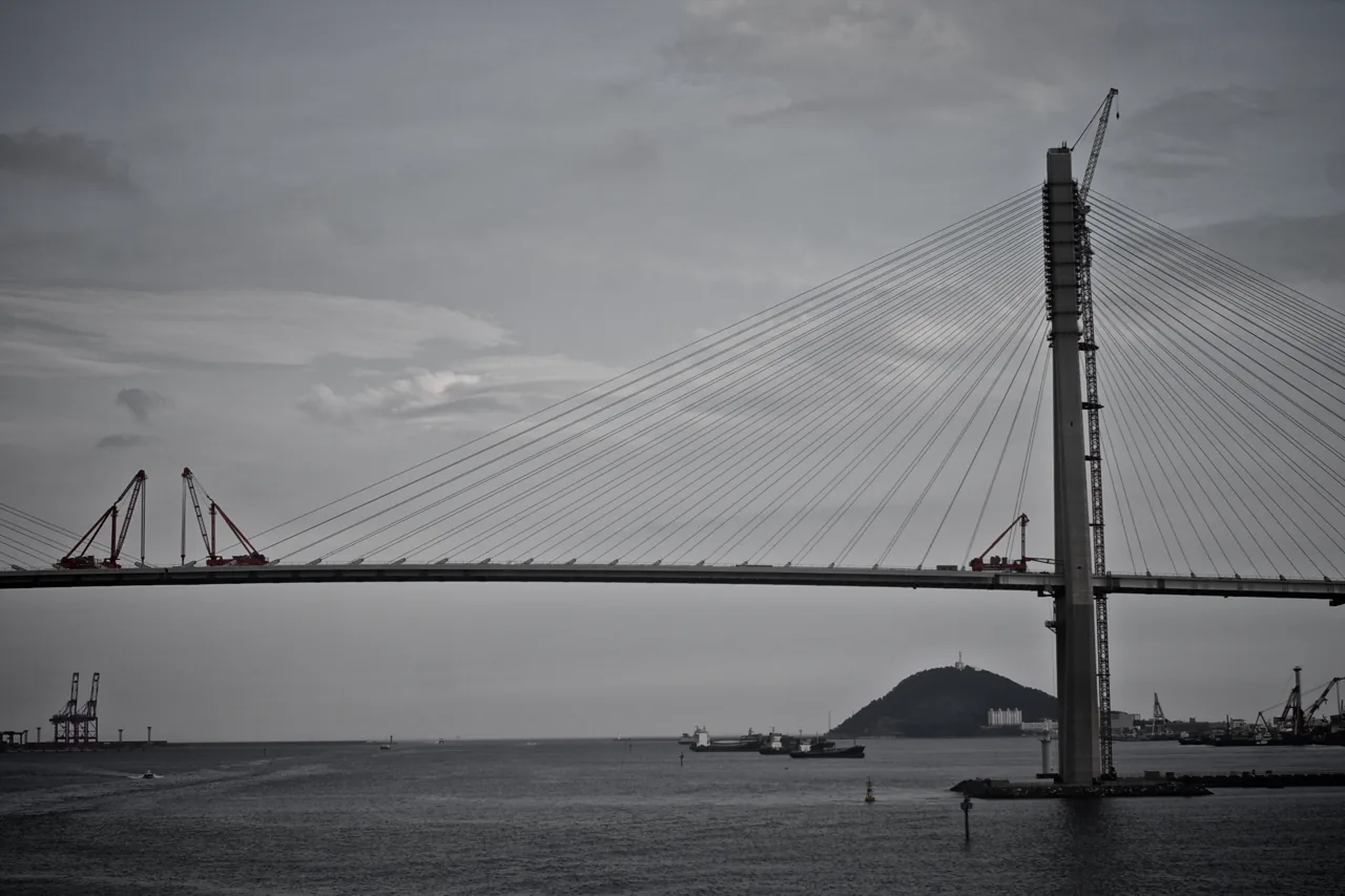 El puente del puerto de Busan fotografiado desde la cubierta de un ferri El puente del puerto de Busan fotografiado desde la cubierta de un ferri