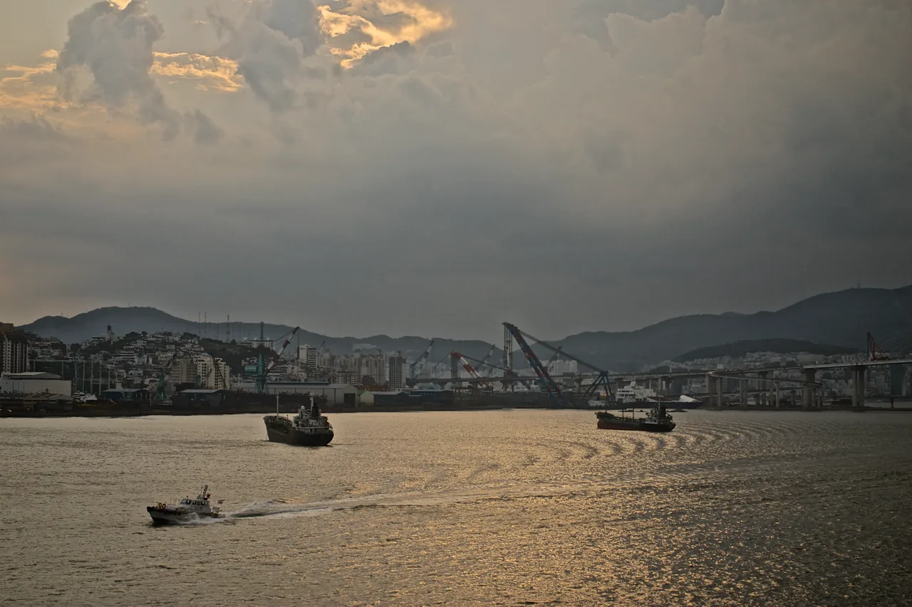 El puerto de Busan visto desde un ferri al atardecer El puerto de Busan visto desde un ferri al atardecer