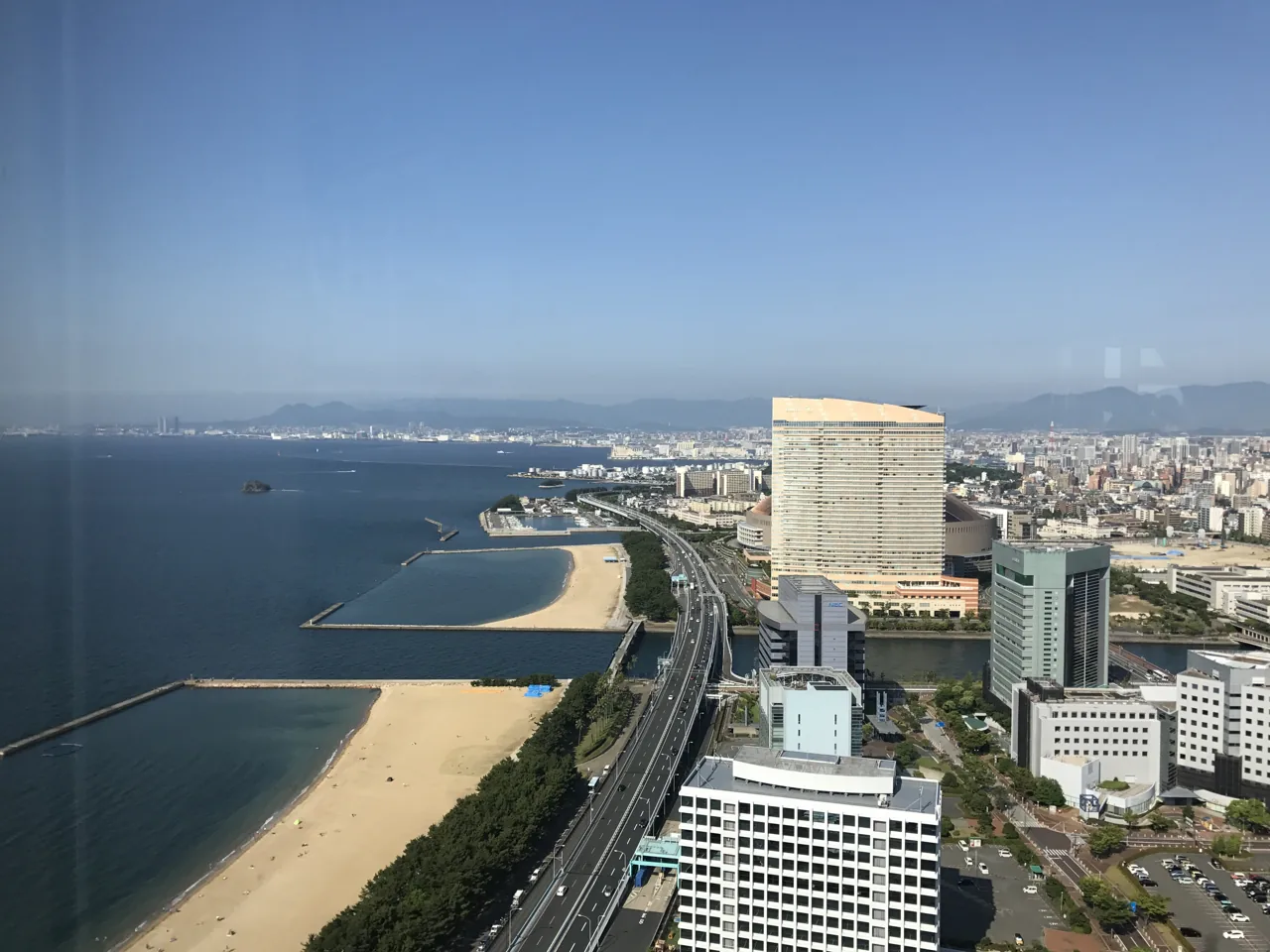 El puerto de Hakata y la ciudad vistos desde la Torre de Fukuoka El puerto de Hakata y la ciudad vistos desde la Torre de Fukuoka
