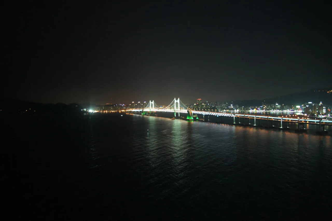 夜にライトアップされた広安大橋を望む釜山広安里のビーチ 夜にライトアップされた広安大橋を望む釜山広安里のビーチ